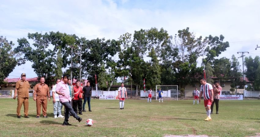 Bupati Sergai Buka Turnamen Mini Soccer Semarakkan HUT ke-79 RI di DPRD