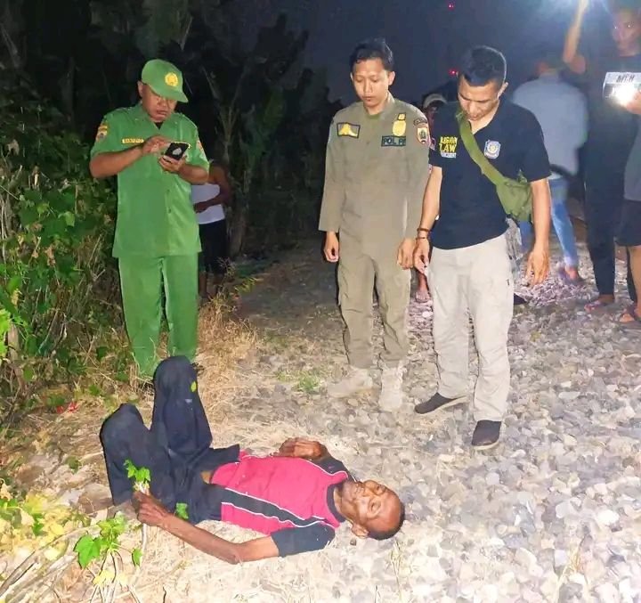 Pria Paruh Baya Ditemukan Tergeletak Dibantaran Rel kereta Api