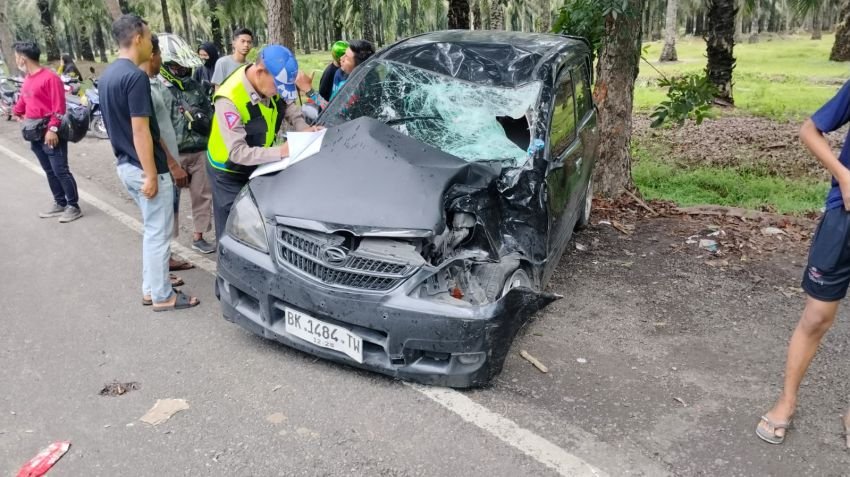 Mobil Xenia Hantam Nmax di Sergai, Pasutri dan Anaknya Tewas