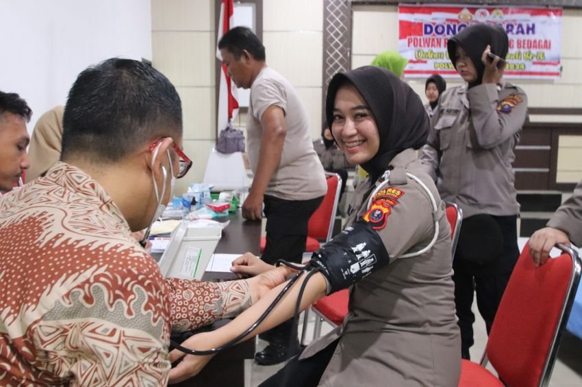 Peringati Hari Jadi ke-76 Polwan RI, Polwan Polres Sergai Donor Darah