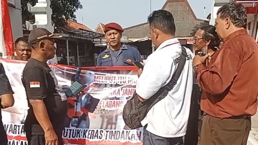Menghalangi Tugas Wartawan,KPU Pemalang Digeruduk Puluhan Wartawan