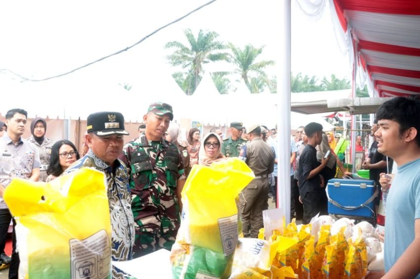Bupati Darma Wijaya Buka Gelaran Bazar UMKM Semarak HUT RI ke-79 di Alun-alun Sergai