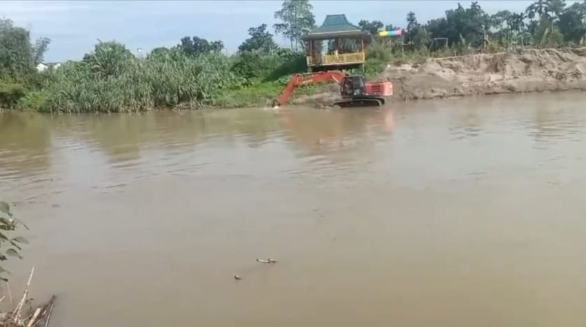 Diduga Ilegal, Pengusaha Barang Botot Tebingtinggi Keruk Dasar Sungai Padang Gunakan Excavator