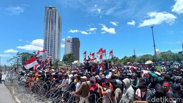 Ribuan Warga Tanjung Uncang Batam Blokade Jalan, Demo Minta Air bersih