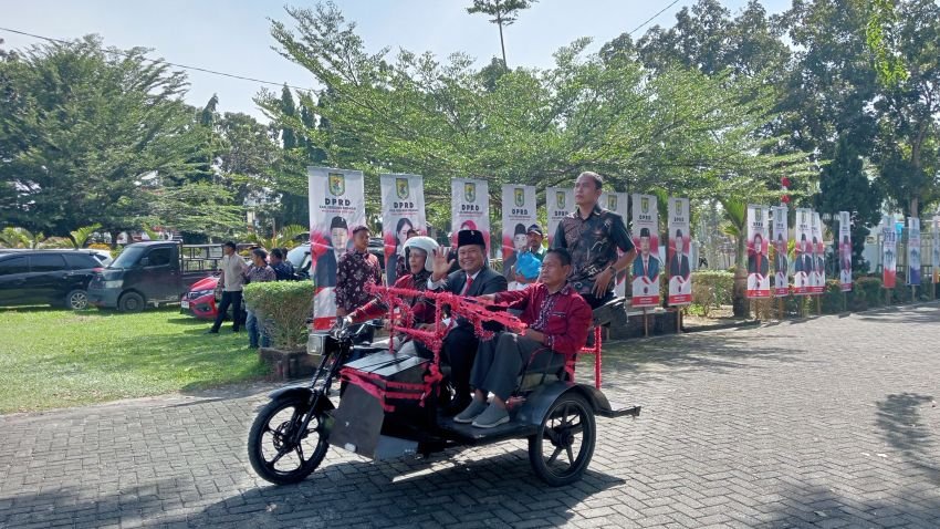 Dilantik Jadi DPRD Sergai periode 2024-2029, Suherman, SH Naik Becak ke Gedung DPRD