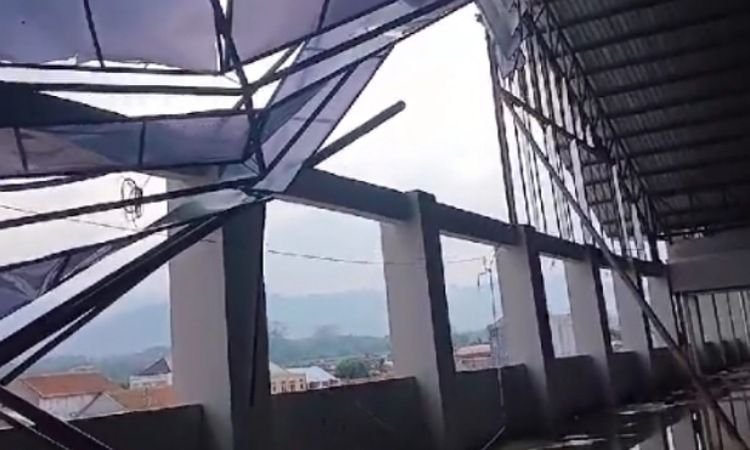 Atap Pasar Randudongkal Porak Poranda Diterjang Angin Kencang