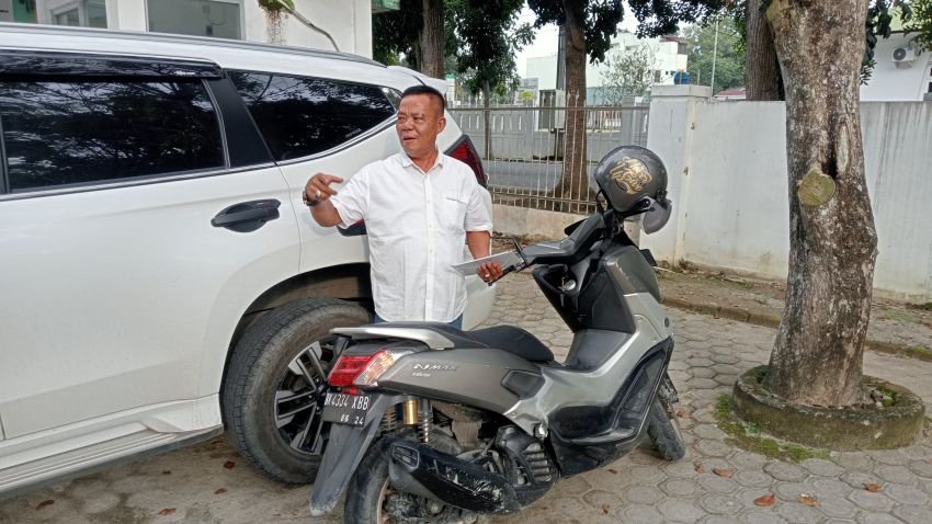 Anggota DPRD Sergai Terpilih Kendarai Sepeda Motor ke Kantor DPRD, Ikuti Gladi Resik Pelantikan