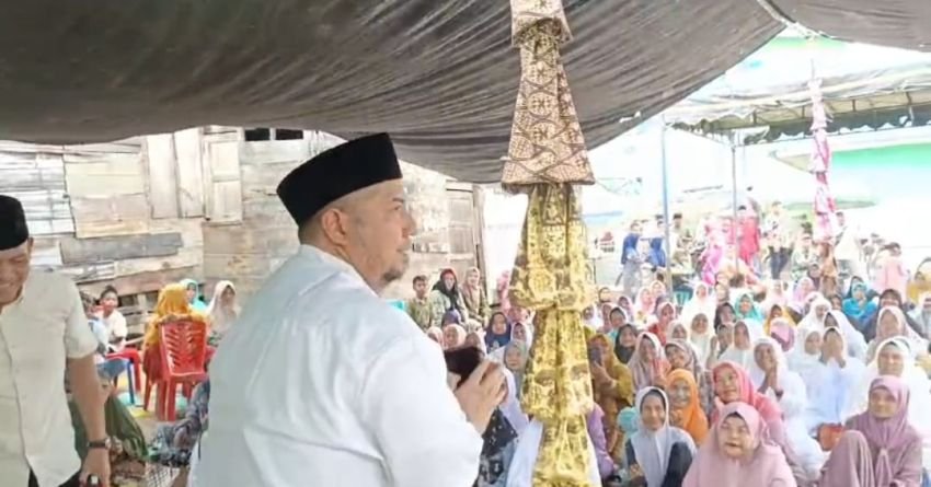 Emak-Emak Pengajian Kerumuni Calon Wakil Bupati "Onma"