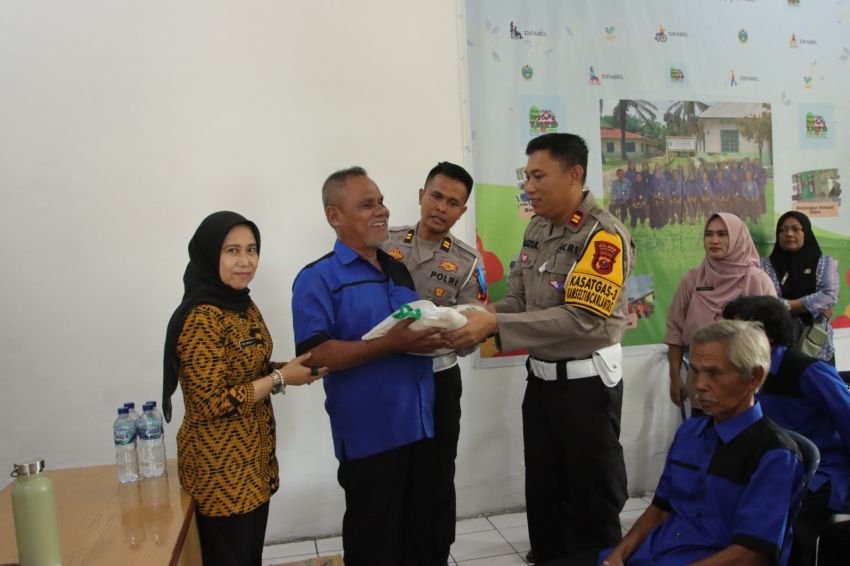 Sat Lantas Polres Sergai Gelar Baksos Untuk Penyandang Disabilitas, Berikan Bantuan Paket Sembako