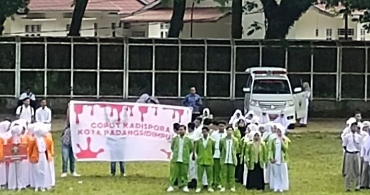 Upacara Peringatan Hari Sumpah Pemuda Diwarnai Pembentangan Spanduk "Copot Kadispora Padangsidimpuan"