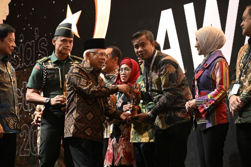 Pj Walikota Tebing Tinggi Terima Penghargaan Terbaik 3 Indonesia SDGs Action Awards 2024