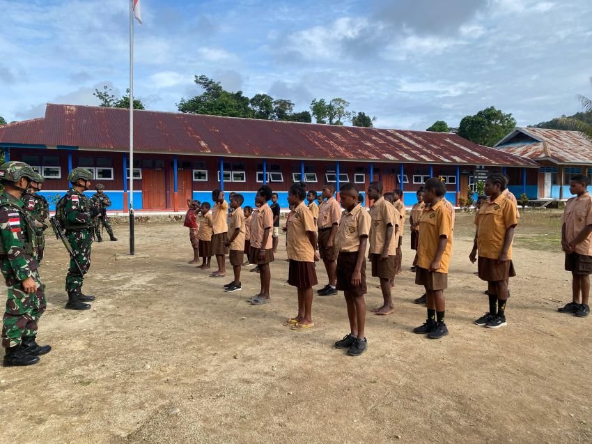 Satgas Pamtas RI-PNG Ajari Murid SDN 01 Ururu Baris Berbaris