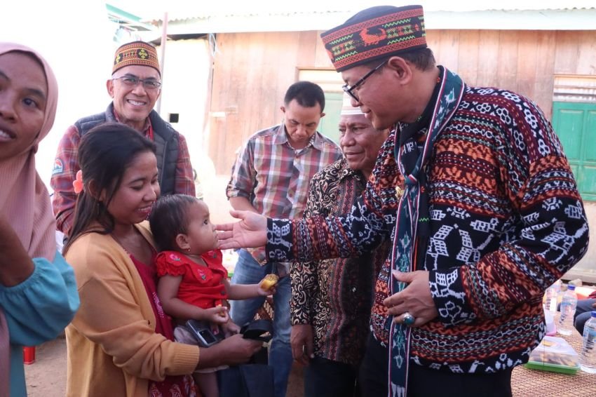 Kunjungan Kerja ke Pulau Komodo, Pj Gubernur Berikan Bantuan Untuk Baduta Stunting