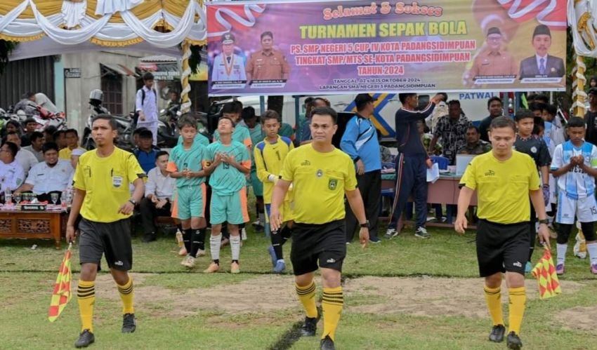Pj Sekdako Buka Turnamen Sepak Bola PS SMPN 5 Cup lV Kota Padangsidimpuan