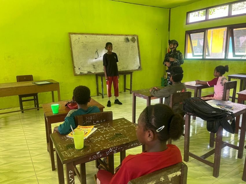 Satgas Pamtas RI-PNG Kewilayahan Papua Barat Yonif 642, Beri Ilmu Pengetahuan dan Wawasan Kewarganegaraan di SDN Kiruru