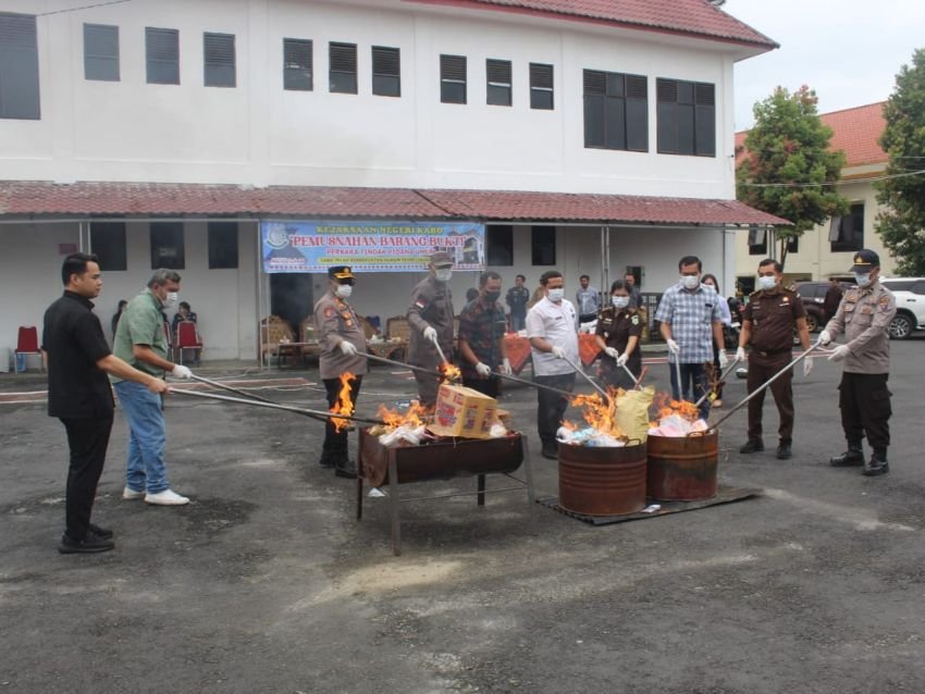 Kejari Karo Serta Petinggi Hukum Di Tanah Karo Musnahkan Barang Bukti