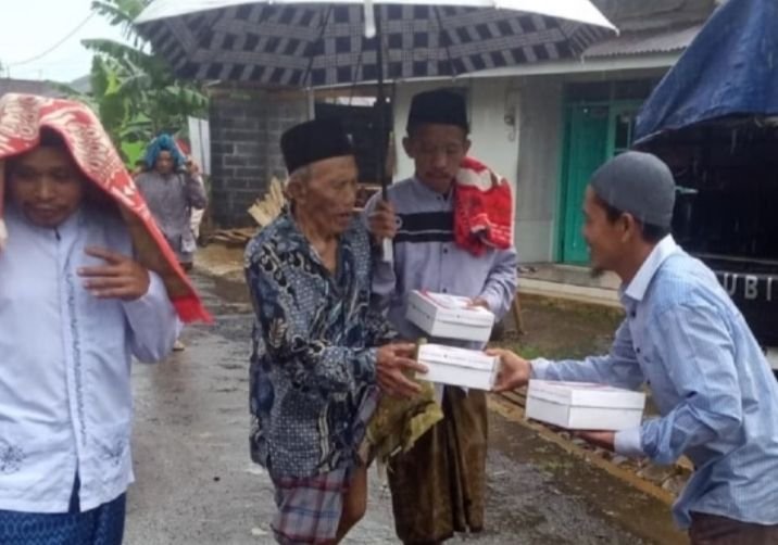 Dibawah Guyuran Hujan, Program Jumat Berkah Rizal Bawazier Tetap Dilaksanakan