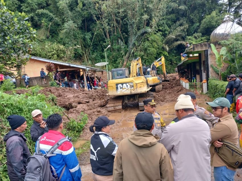 Tim Gabungan Evakuasi Korban Tanah Longsor