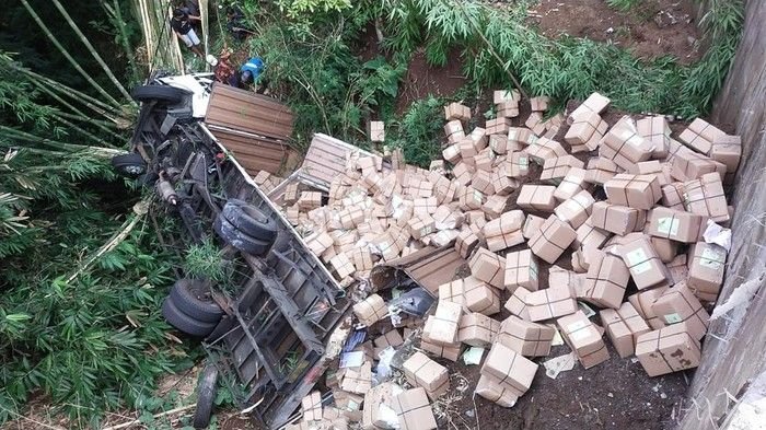 Truk Boks Masuk Jurang di Semarang, Surat Suara Pemilu Berserakan