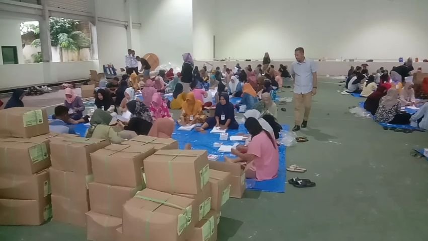 KPUD Labuhanbatu Sortir dan Lipat Surat Suara DPR Pemilu 2024