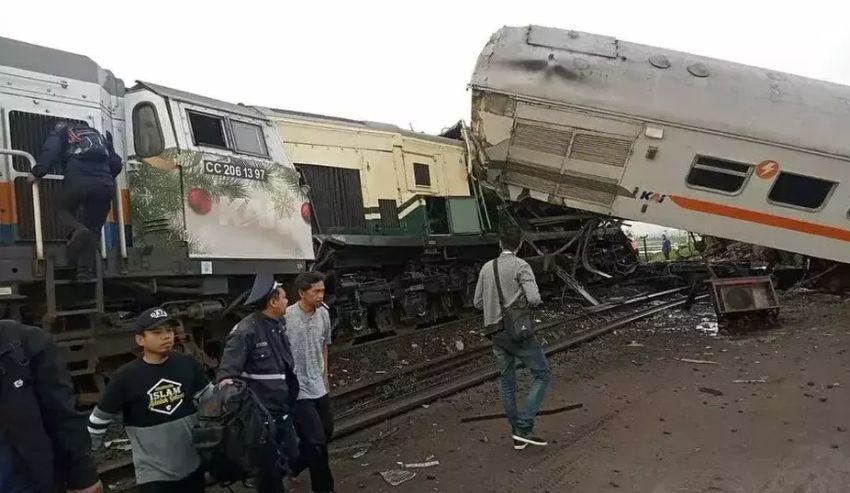 2 Kereta Api 'Laga Kambing' di Bandung, Diduga Masinis Terjepit