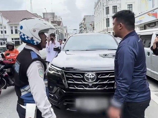 Bobby Ngamuk Semprot Petugas Dishub dan Jukir gegara Mobil Parkir di Trotoar