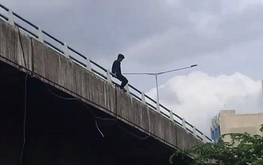 Sopir Mobil Pick Up Nekat Loncat dari Atas Jembatan Balebinarum gegara Hindari Debt Collector