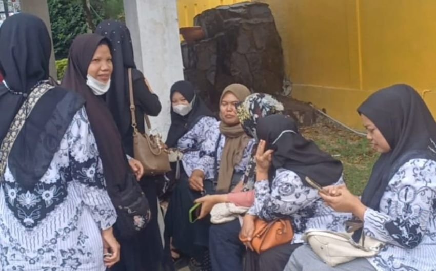 Ratusan Guru Gelar Aksi Unjuk Rasa di Kantor DPRD Padangsidimpuan