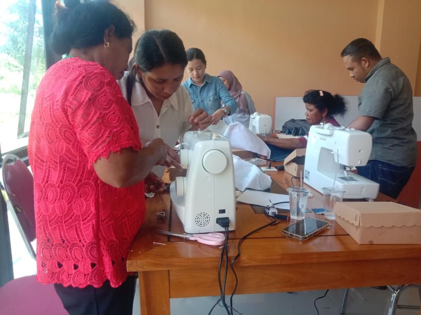 Astuty, Menjahit Sejak SMP Kini Menjadi Konsultan Kriya di PLUT Labuan Bajo