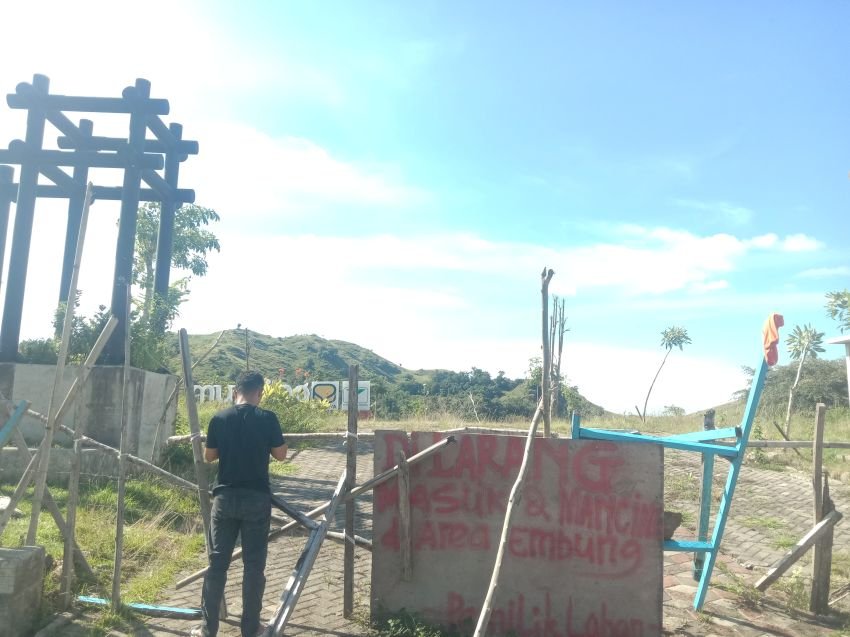 Rumput Liar Melambai lambai Pengunjung Embung Anak Munting, Terbengkalai Hingga Tak Jelas Manfaatnya