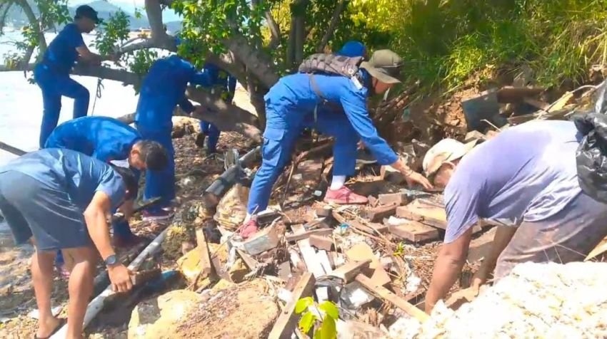 Polisi dan Masyarakat Bersinergi Bersihkan 400 Kg Sampah di Pulau Monyet Labuan Bajo