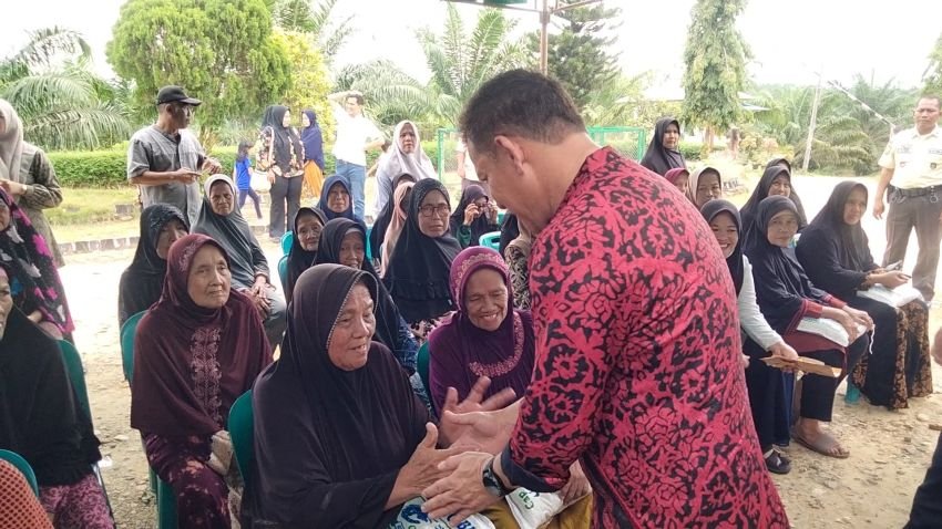 PTPN IV Regional VI Salurkan Zakat Karyawan 1000 Paket Beras