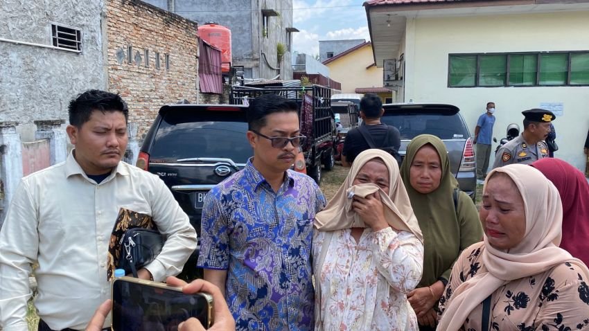 Penuh Haru, Tangis Ratapan Timaidar Harahap Istri Almarhum Effendi Siregar Warnai Persidangan