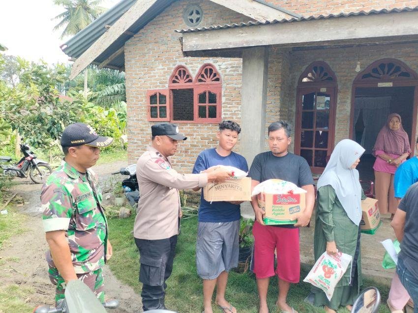 Polsek Firdaus Berikan Sembako kepada warga Terdampak Angin Puting Beliung di Sei Rampah