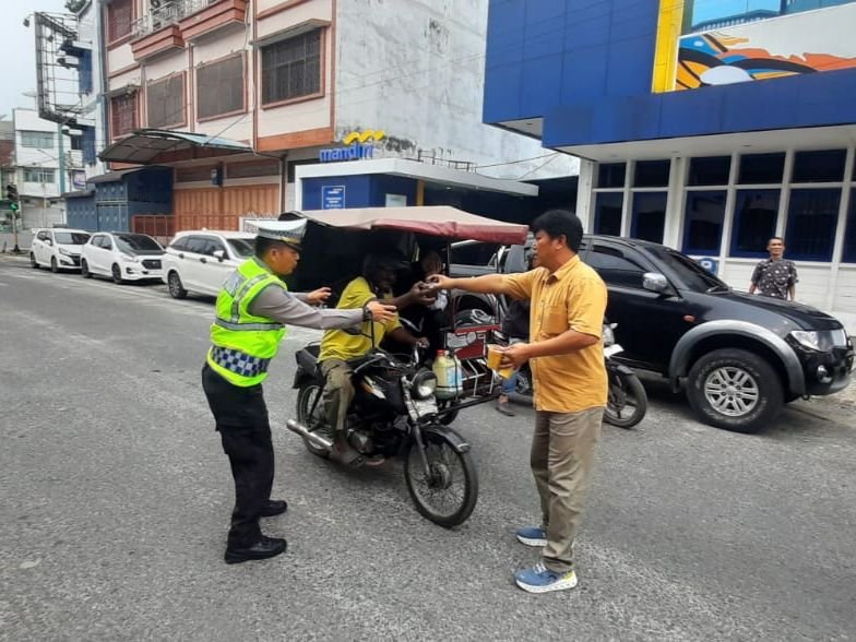 Sat Intelkam dan Sat Lantas Polres Labuhanbatu Berbagi di Jumat Berkah