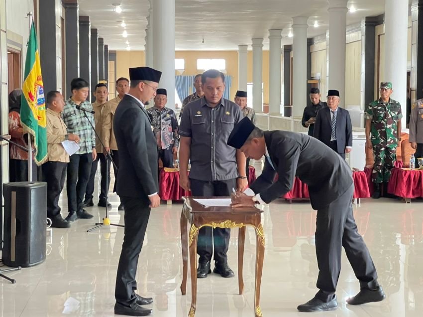 Di Lantik Bupati, Muhammad Reza Pahlevi Resmi Pj Sekda Labusel