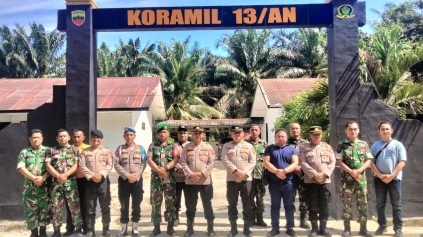 Bentuk Sinergitas, Polsek Bilah Hulu Beri Kue pada HUT TNI ke-80 ke Koramil 13/Aek Nabara