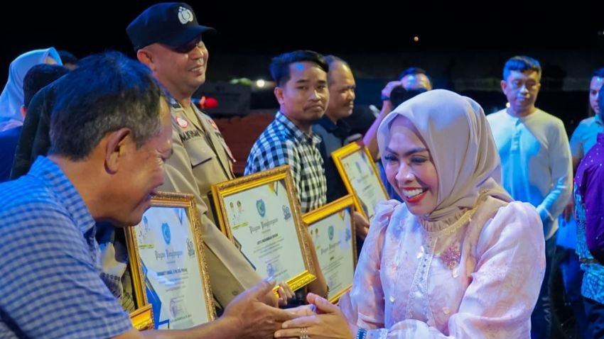 Personel Bhabinkamtibmas Aiptu Ikhsan Terima Penghargaan dari Pemkab Labuhanbatu
