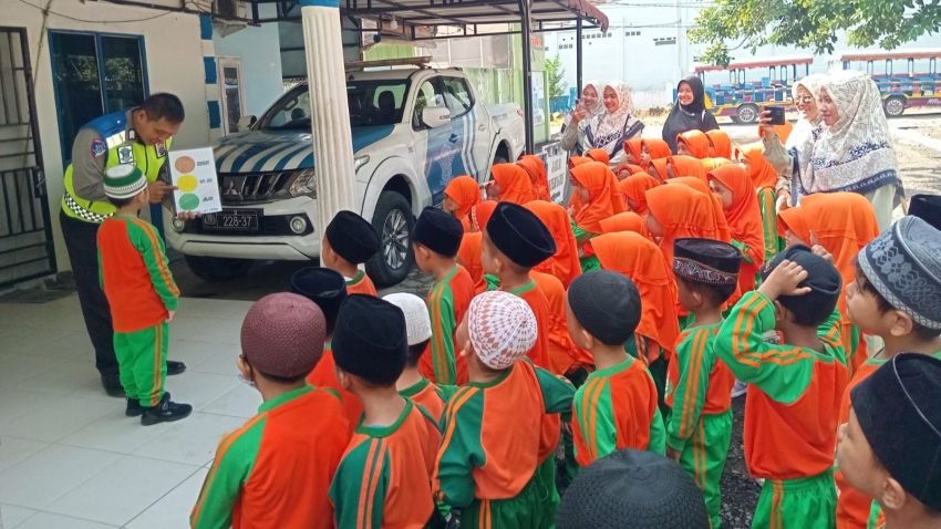 Polres Labuhanbatu Bangun Kesadaran Lalu Lintas Sejak Usia Dini Melalui Polantas Menyapa