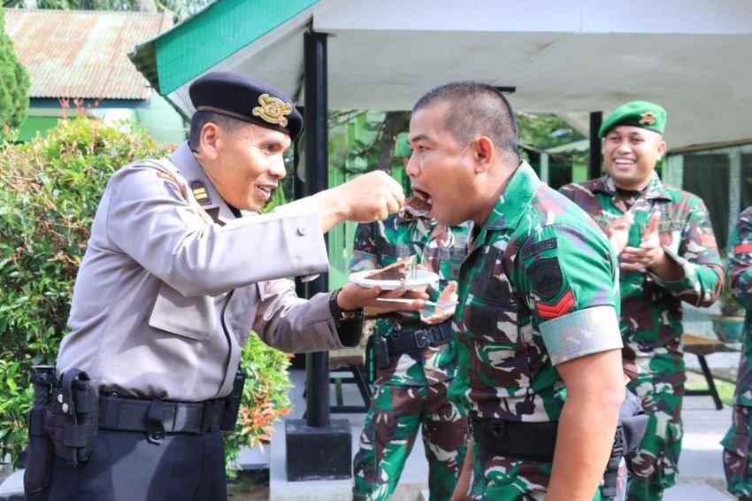 HUT TNI ke-80, Polres Labuhanbatu Beri Kejutan Kue Ulang Tahun untuk Kompi Senapan C Yonif 126/KC