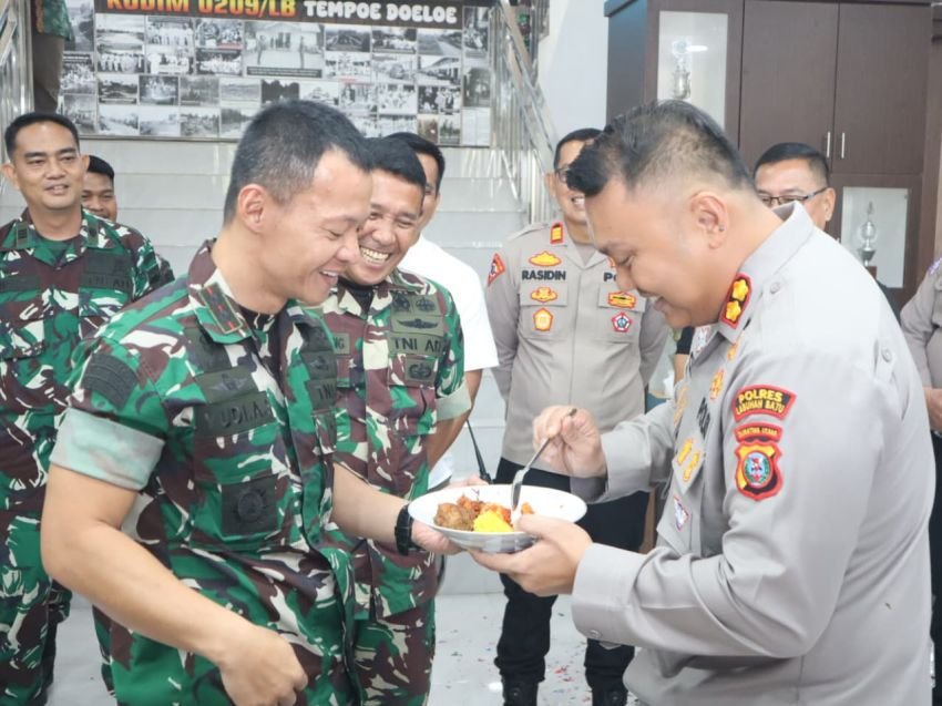 Wujud Sinergitas TNI–Polri, Kapolres Labuhanbatu Beri Kejutan HUT ke-80 TNI di Kodim 0209/LB