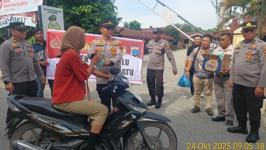 Jumat Berkah, Kapolsek Bilah Hulu Berbagi Makanan kepada Masyarakat