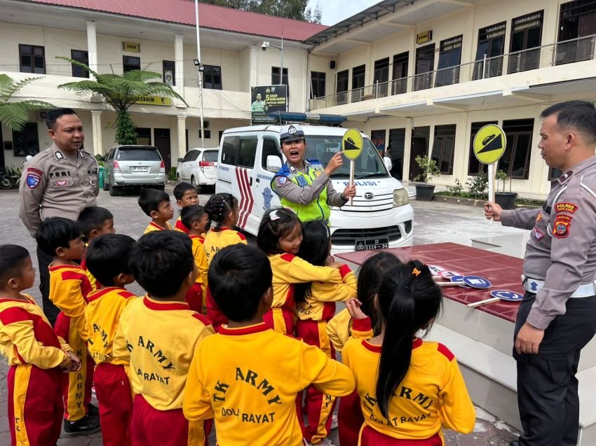 Polres Tanah Karo Tanamkan Kesadaran Berlalu Lintas Sejak Usia Dini