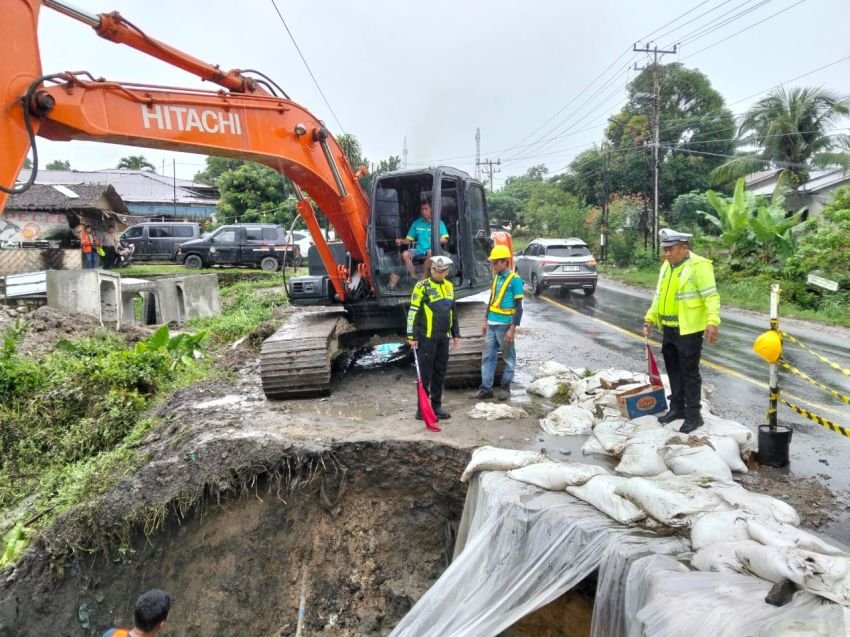 Jalinsum Labura Longsor, Polres Labuhanbatu Rekayasa Jalan Buka Tutup