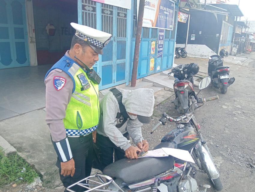 Beri Teguran Tertulis Cara Polres Labuhanbatu Tindak Pelanggar di Ops Zebra Toba 2025