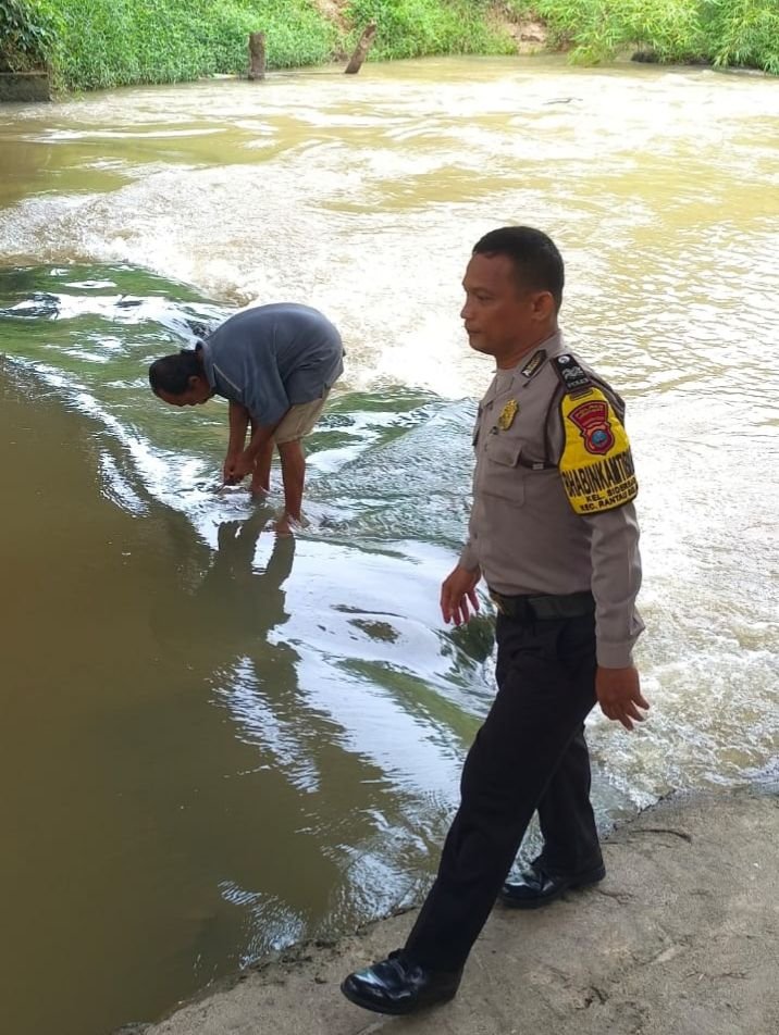 Pantau Banjir, Polres Labuhanbatu Lakukan Pengecekan Debit Air Sungai Akibat Perubahan Cuaca