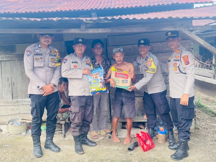 Polsek Bilah Hilir Gandeng Aktivis Salurkan Bansos untuk Warga Kurang Mampu