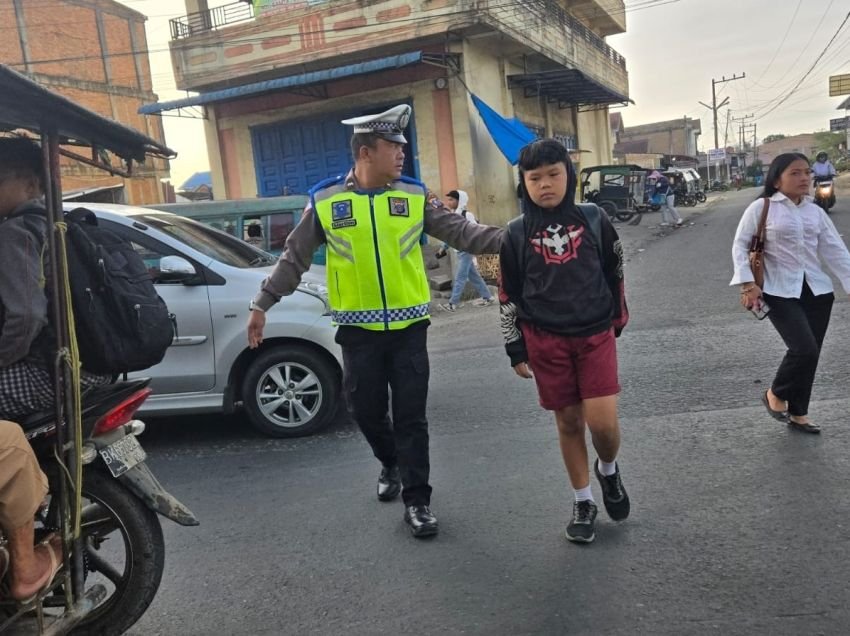 Ciptakan Kamseltibcar Lantas, Polres Tanah Karo Gelar Strong Point Pagi