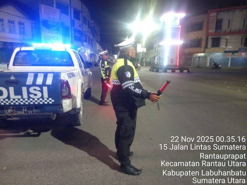 Jaga Kamseltibcarlantas, Sat Lantas Polres Labuhanbatu Gelar Patroli Blue Light di Jalinsum