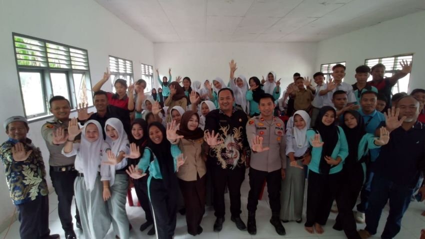 Dorong Siswa Bijak Bermedia Sosial, Kapolsek Panai Hilir Beri Penyuluhan Anti-Bullying di SMK Negeri 1 Panai Hilir